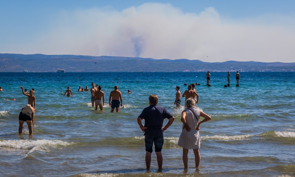 Požar na Braču vidi se s Bačvica