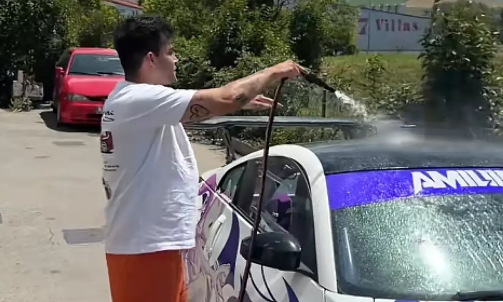 Mehaničar pere auto