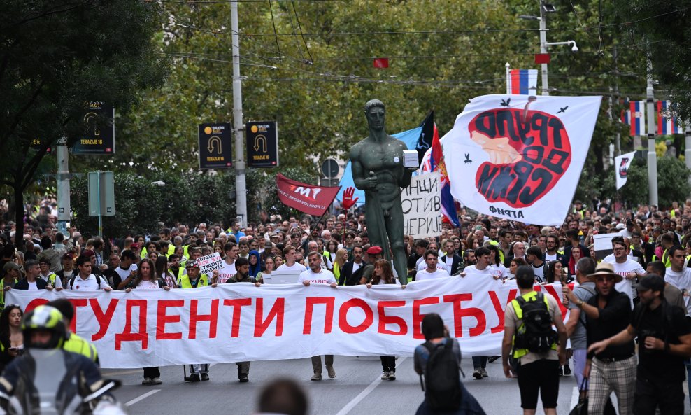 Beograd: Studentski pokret predaje Republičkoj izbornoj komisiji potpise za listu 'Studentska lista – Studenti pobjeđuju'