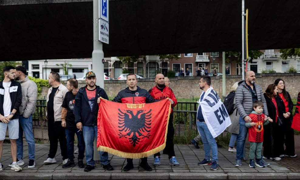 Thacijevi pristaše ispred suda u Haagu
