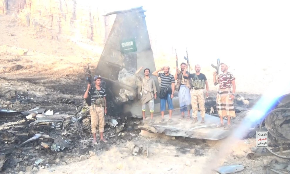 Hutisti poziraju kraj srušenog saudijskog borbenog aviona F-15