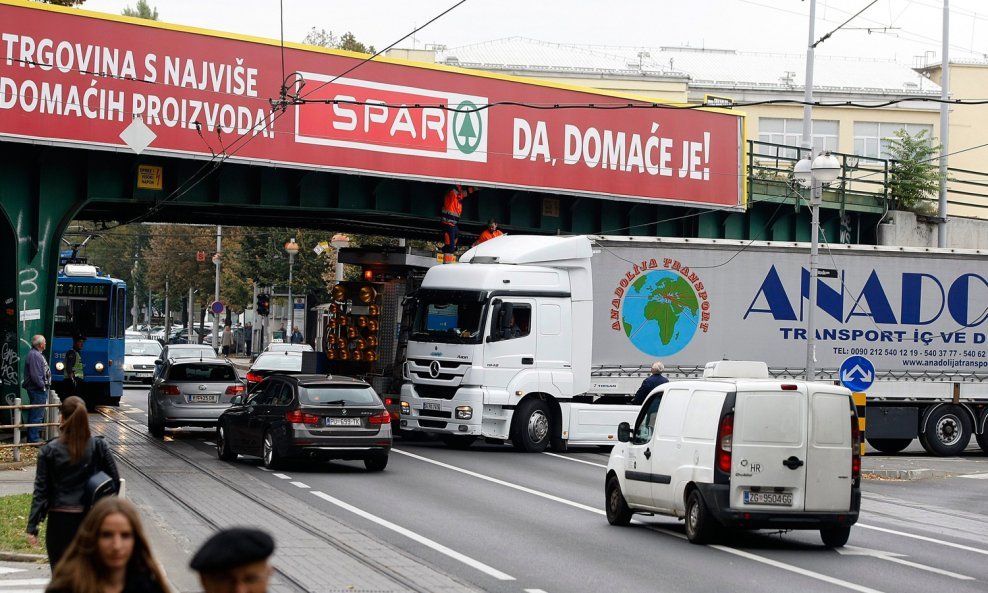 Kamion zapeo na križanju Savske i Koturaške