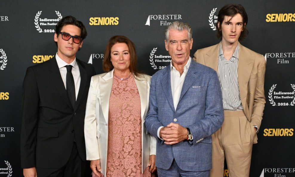 Obitelj Brosnan u punom sastavu stigla je podržati mlađeg sina Parisa u njegovu glumačkom iskoraku