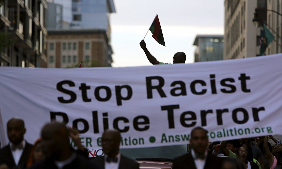 Protesters against police violence march towards the White House in Washington, April 29, 2015. The marchers joined the cause of those in Baltimore who said they seek answers about the fate of Freddie Gray, who died after suffering spinal injuries while i