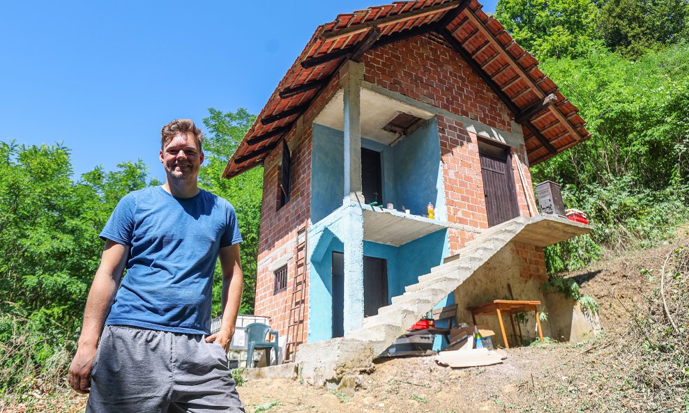 Amerikanac Justus Reid ispred svoje kuće