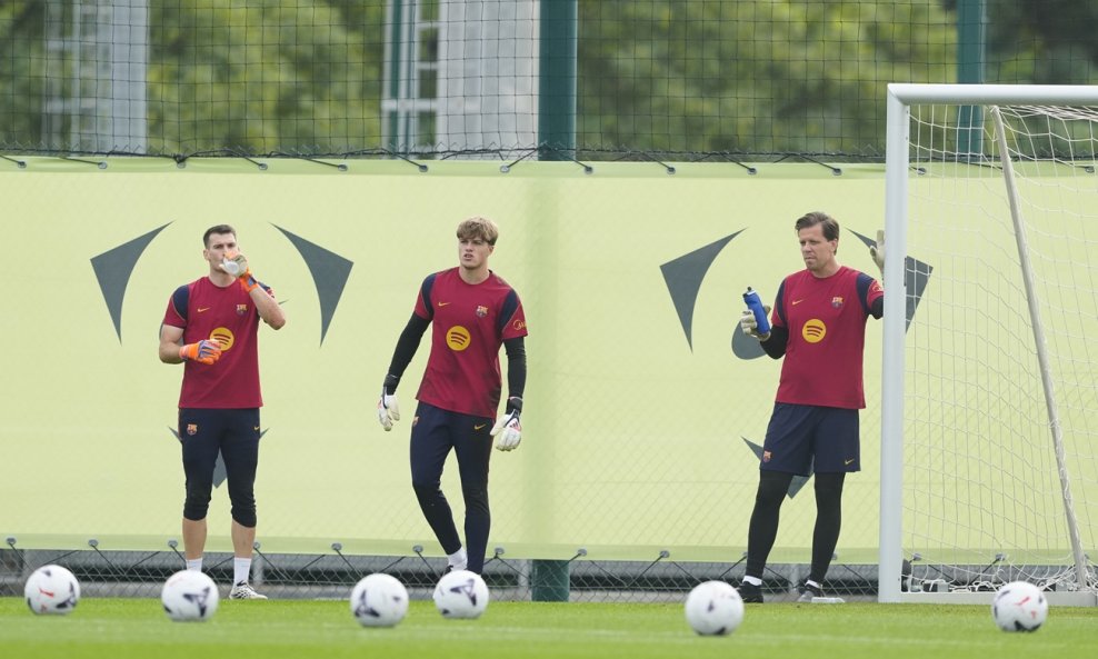 Dominik Livaković (lijevo), Wojciech Szczesny (desno) i Eder Aller (u sredini)