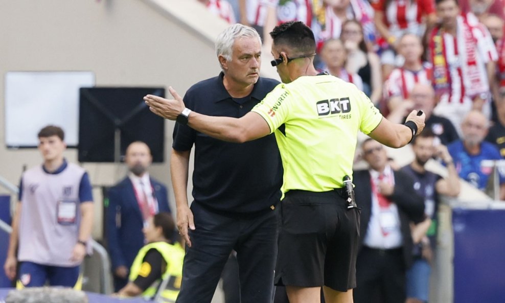 Jose Mourinho (l) i sudac Miguel Angel Ortiz Arias