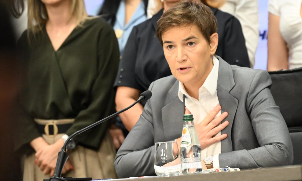 Ana Brnabić okružena simpatizerkama Srpske napredne stranke