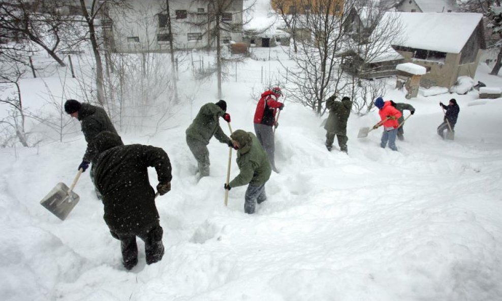 Ministar Matić s braniteljima čisti snijeg (2)