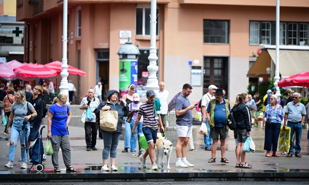Ljudi na Trgu bana Jelačića