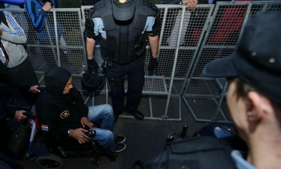 Prosvjed branitelja iz Savske 66 na Markovom Trgu. Branitelji traze susret s premjerom Zoranom Milanovicem. Policajci su razmaknuli ogradu i propustili branitelja u invalidskim kolicima da ode s Markovog trga kako bi uzeo potrebne lijekove. Photo: Zeljko 