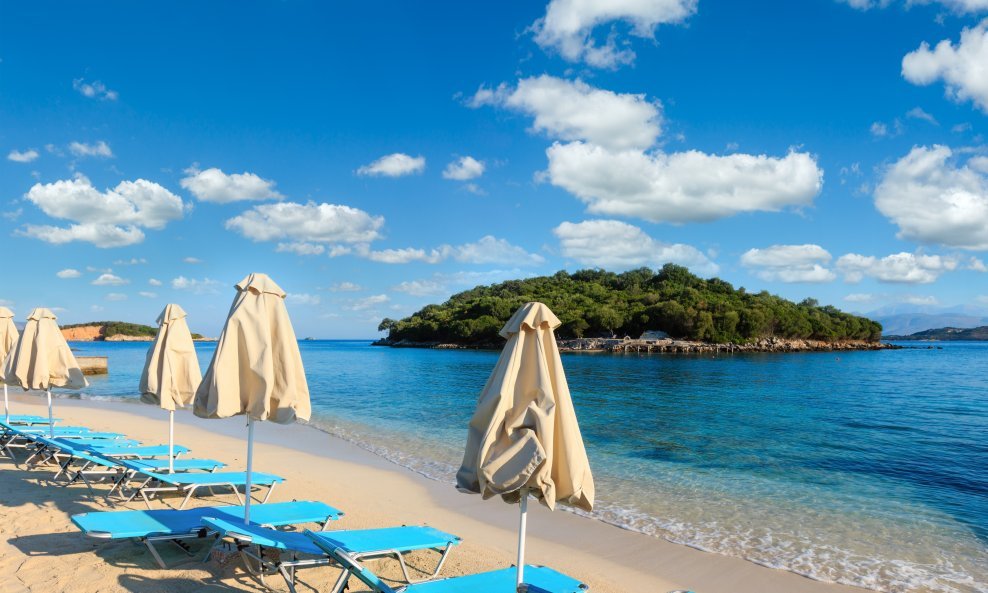 Pješčane uvale i kristalno čisto Jonsko more na jugu Albanske rivijere postali su pristupačnija alternativa prenapučenim mediteranskim biserima