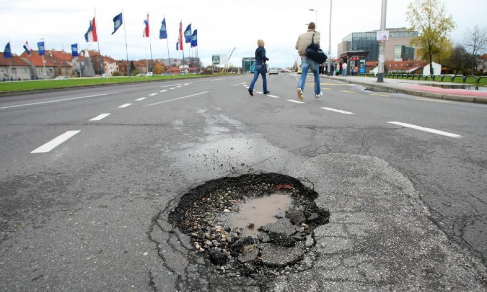 Zagrebačke ceste rupa