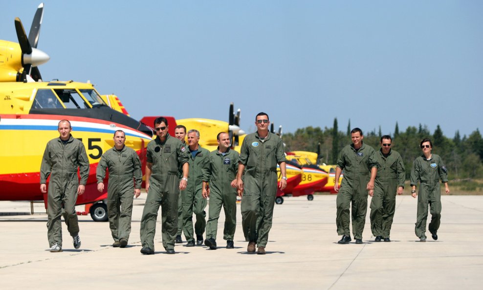Zrakoplovni piloti i tehničari - ilustracija