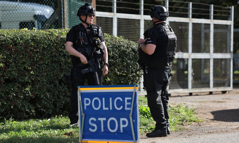 Policija ispred RAF Fairfield baze