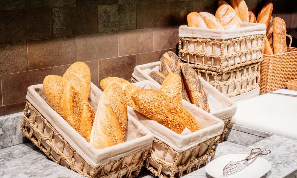 Hrvati godišnje u prosjeku pojedu više od 42 kilograma kruha i peciva, no mnogi ga kod kuće pogrešno čuvaju