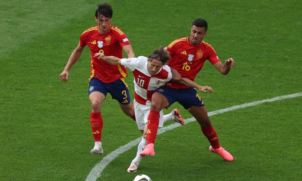 Rodri (desno) vs. Luka Modrić