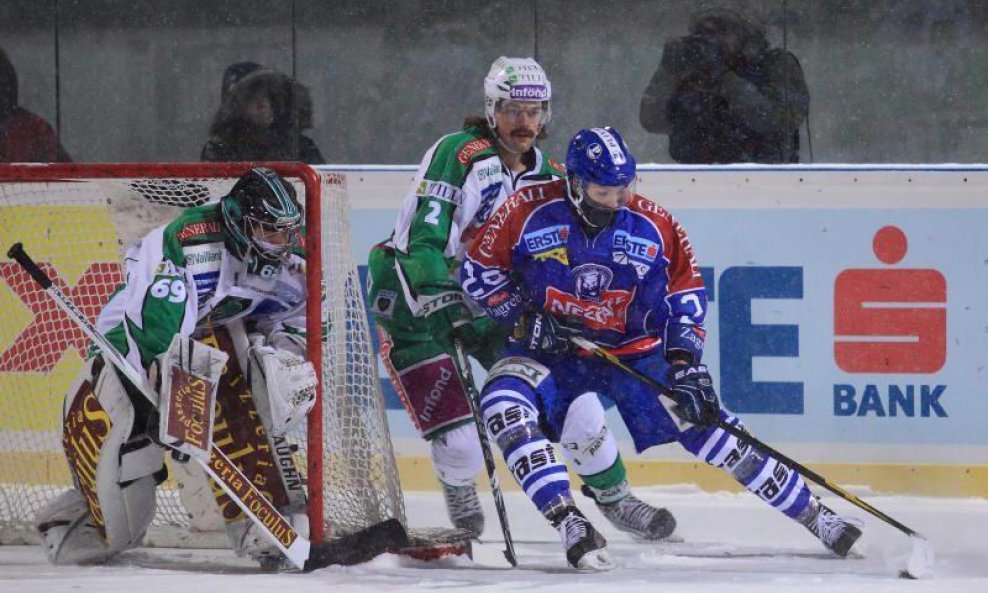 Šalata Winter classic 2012, Medveščak - Olimpija. Matija Pintarič, Brad Cole, Gal Koren