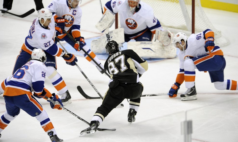 Sidney Crosby (Pittsburgh Penguins) protiv cijele momčadi New York islandersa