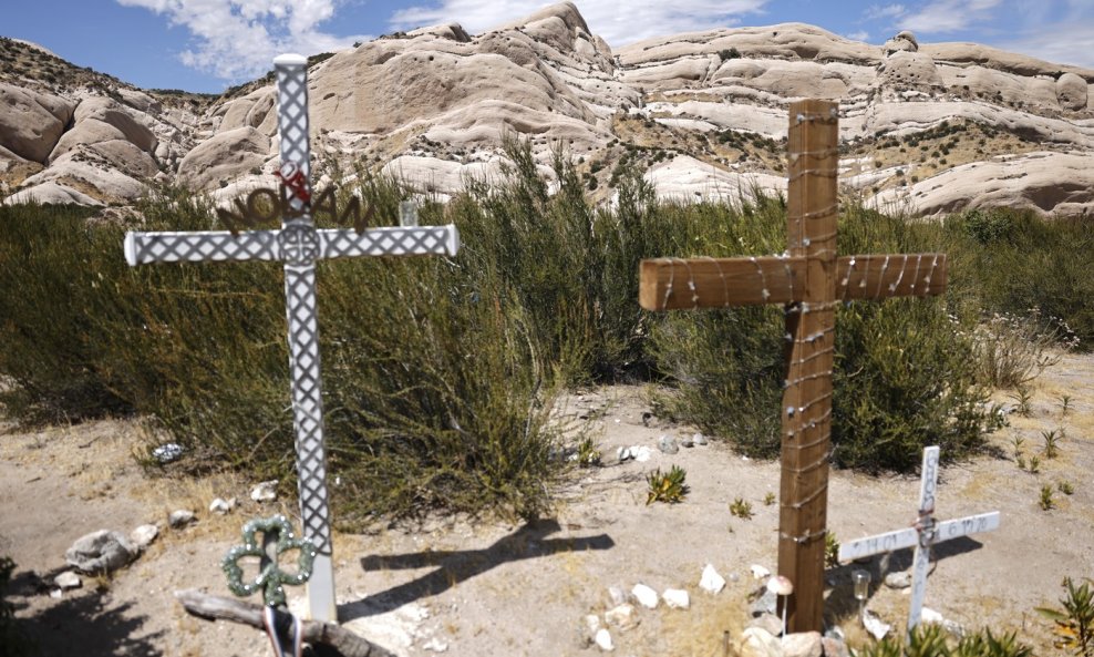 Križevi u blizini Mormon Rocks, izdignutih pod pritiskom zone rasjeda San Andreas