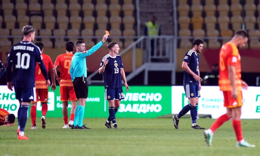 Scott McKenna dobio je crveni karton