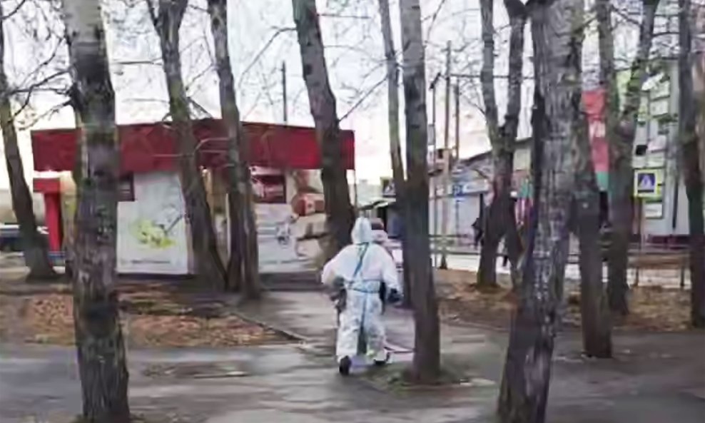 Stanovnici Šelehova u ruskoj Irkutskoj oblasti snimili su djelatnika u punoj zaštitnoj opremi nakon što je lokalna bolnica djelomično zatvorena