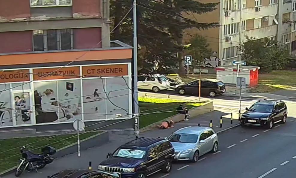 Nakon pada žena je ostala nepomično ležati, dok se muškarac, koji je sjedio pored, ustao i udaljio