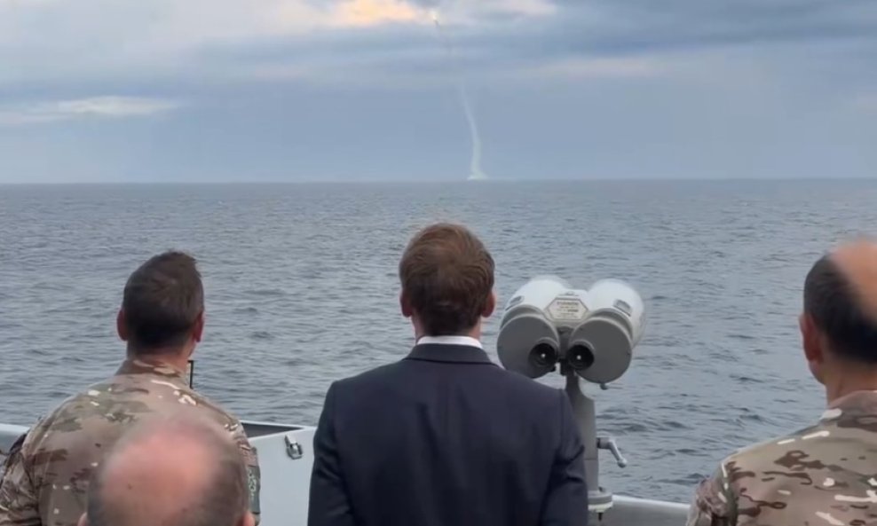 Emmanuel Macron prati lasiranje