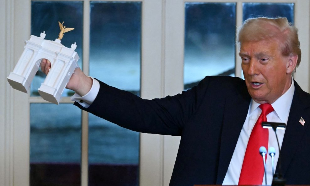Donald Trump sa slavolukom