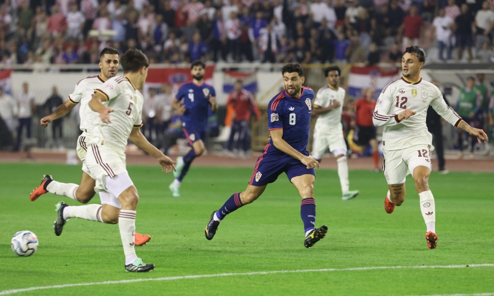 Mateo Kovačić između španjolskih reprezentativaca