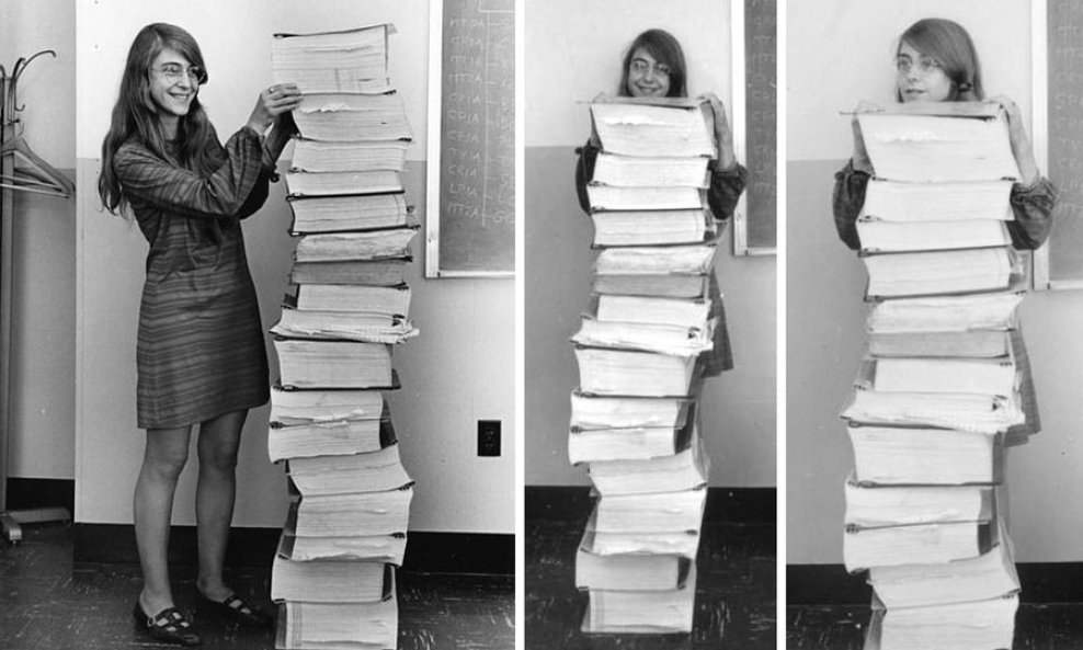 Margaret Hamilton pored koda razvijenog za program Apollo