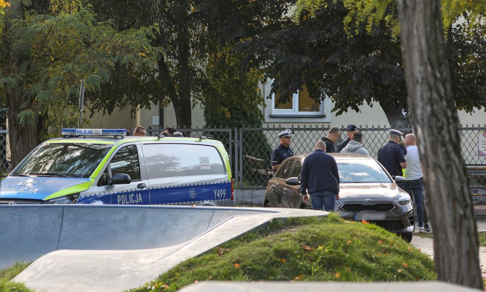 Policija ispred škole u Poljskoj