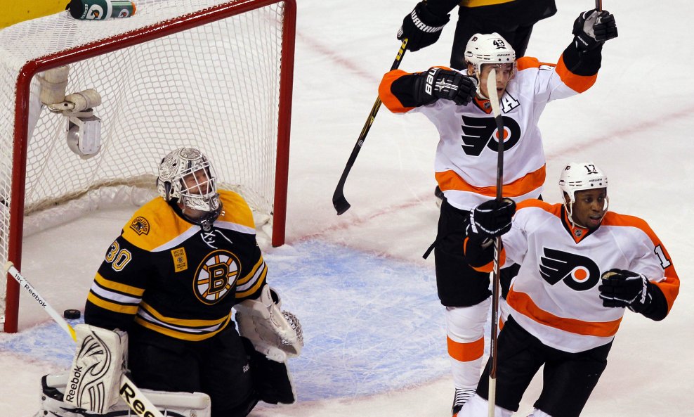 Philadelphia Flyers Danny Briere i Wayne Simmonds,  Boston Bruins Tim Thomas NHL 2011