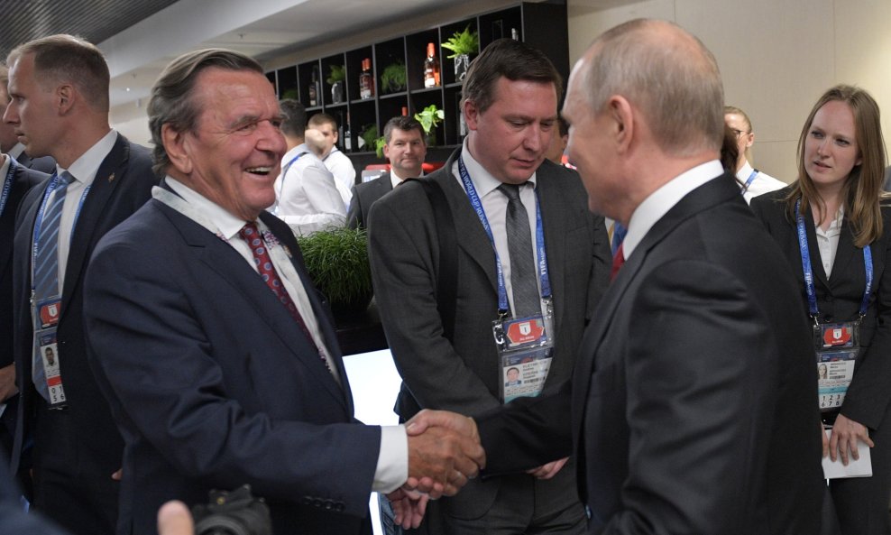 Gerhard Schröder i Vladimir Putin 2018. - Ilustracija