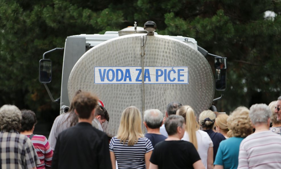 Cisterna s vodom za piće, ilustracija