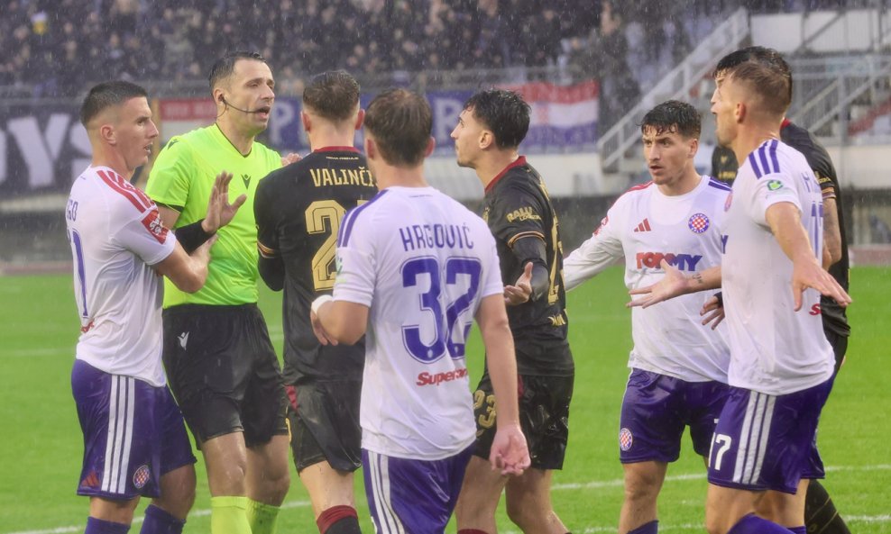 Sudac Pajač u razgovoru s igračima Hajduka i Dinama