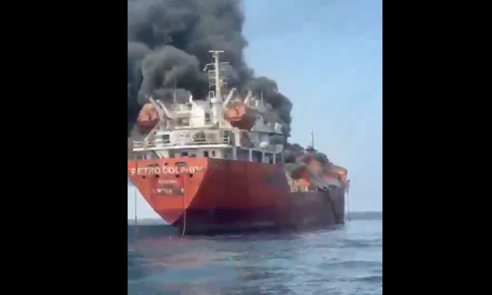 Pogođeni tanker Petro Dolphin