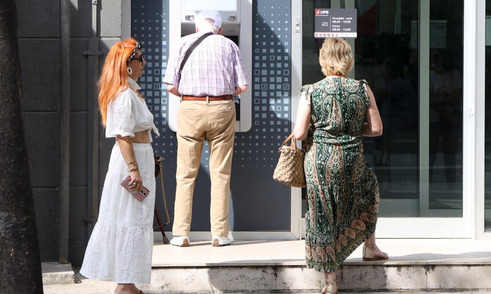 Umirovljenici na bankomatu