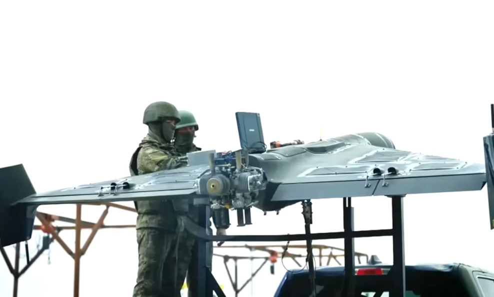 Dva ruska vojnika programiraju lansiranje kamikaze drona tipa Geran-2