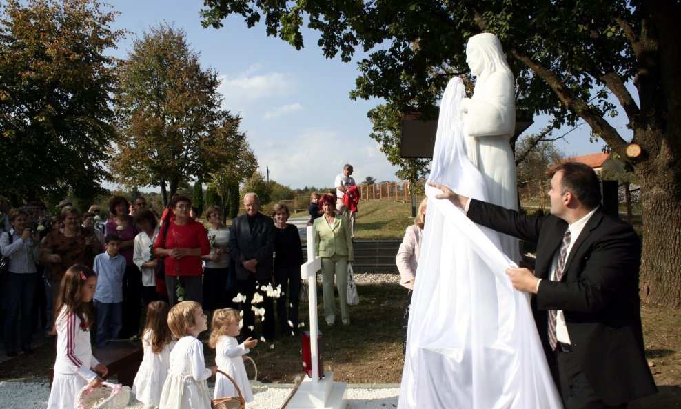 SPOMENIK POBAČAJ KARLOVAC