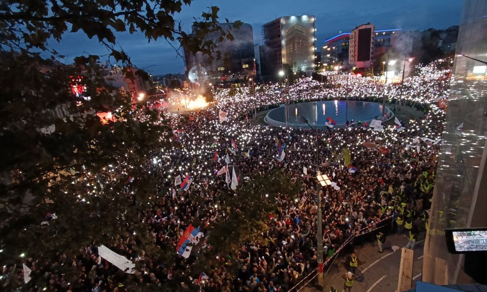 Pogled  iz zraka trga Slavija, na kojem se održava završni skup izborne liste 'Studentska lista – Studenti pobjeđuju!'