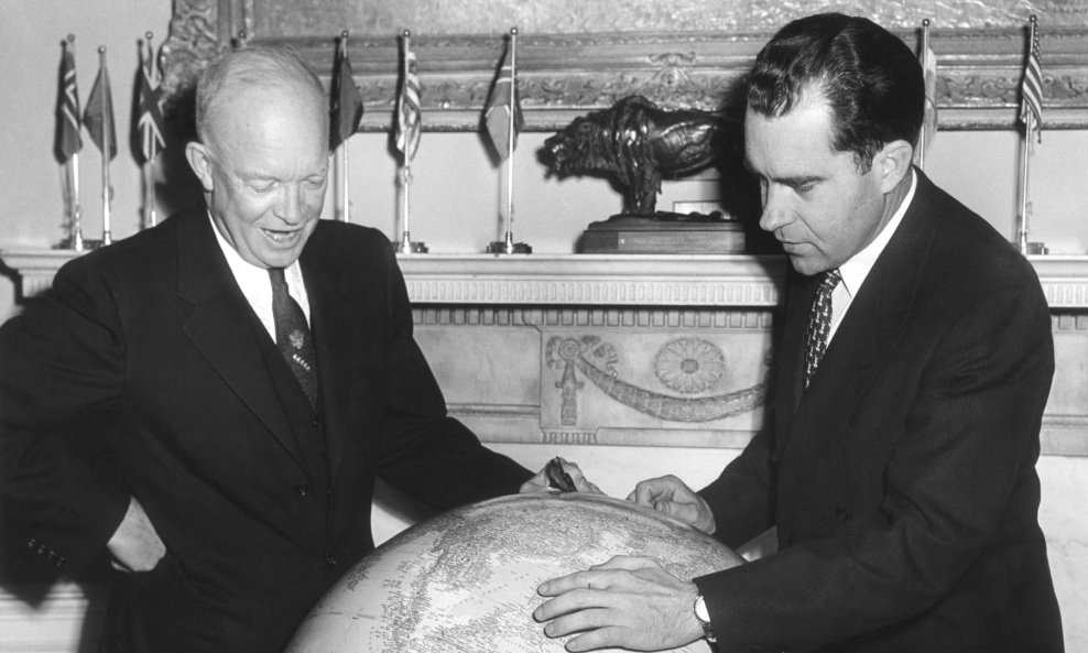 Dwight D. Eisenhower i Richard Nixon s jednim od skupocjenih globusa