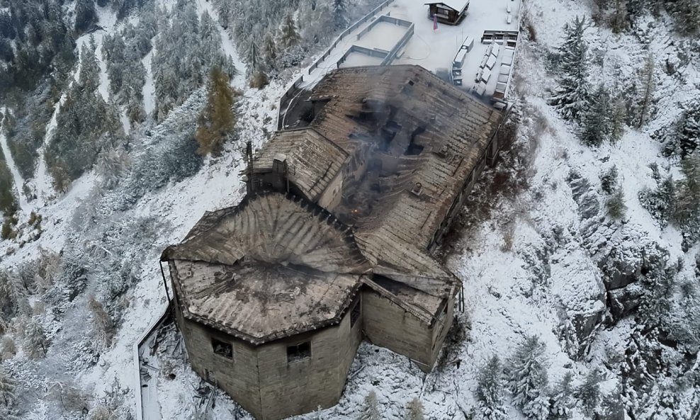 Nove zračne snimke pokazuju razmjere požara koji je progutao povijesno zdanje
