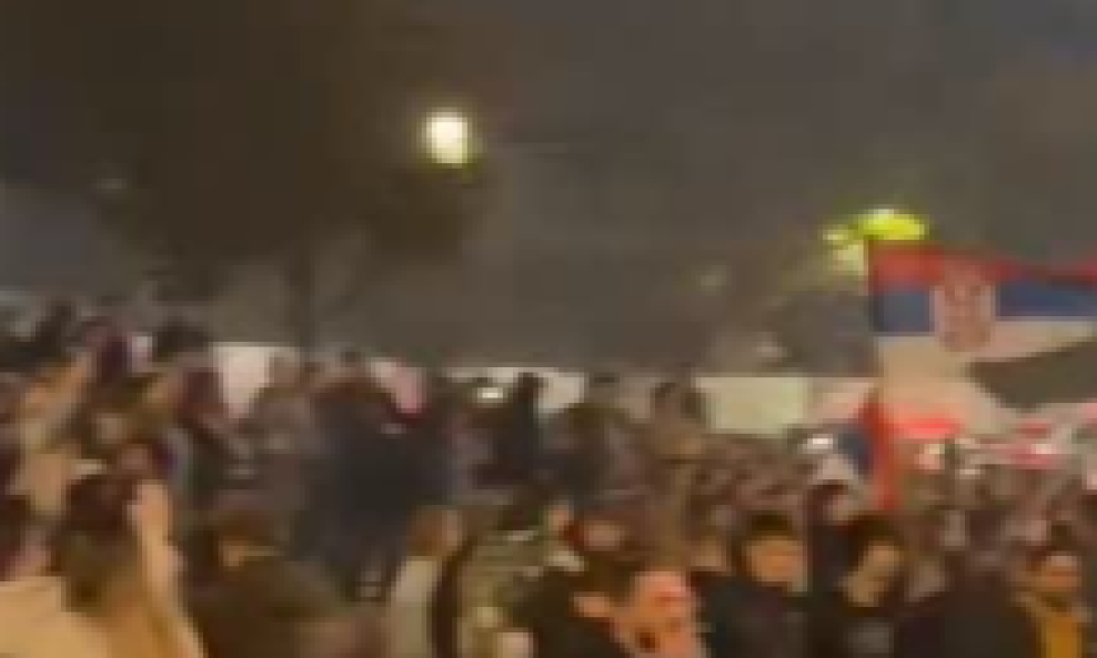 Srbi na Slaviji plešu kolo