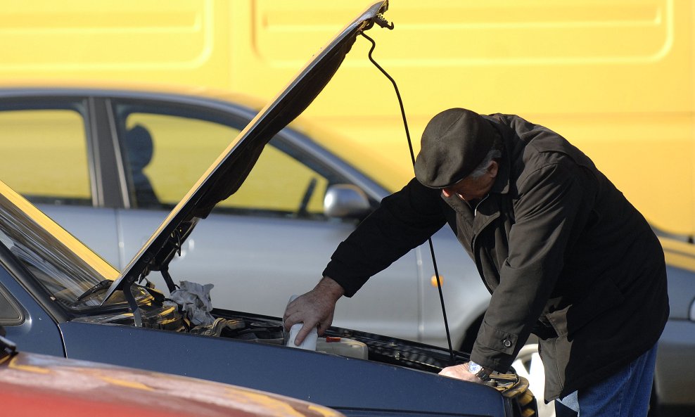 Građani antifrizom štite motor automobila od smrzavanja, ilustracija