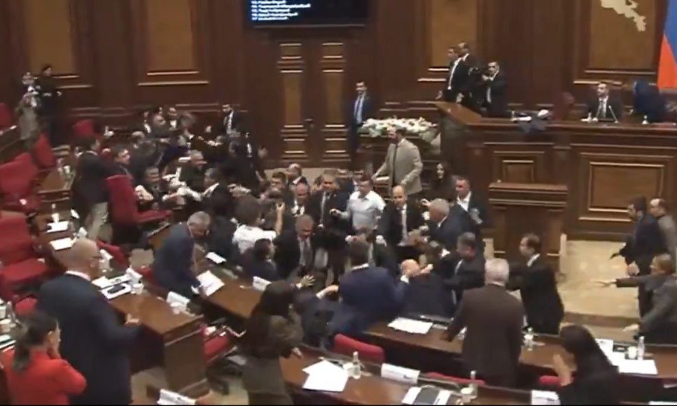 Tučnjava u armenskom parlamentu