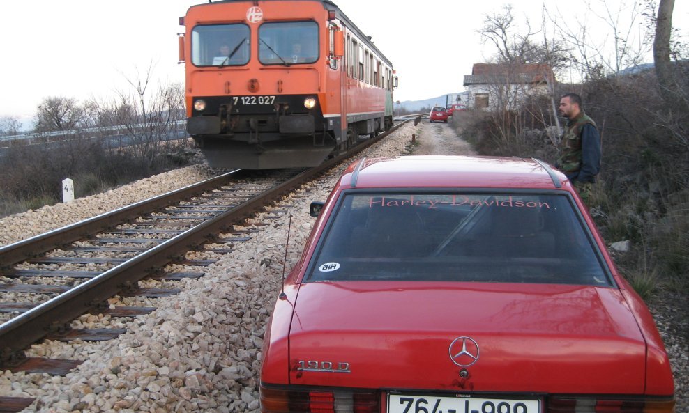 prometna nesreća pruga željeznica vlak mercedes