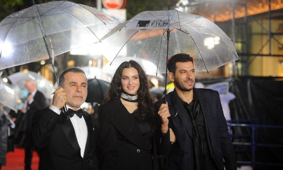 Murat Yildirim i supruga Iman nisu skidali osmijehe s lica, a njihova elegantna izdanja privukla su brojne poglede na tokijskom crvenom tepihu