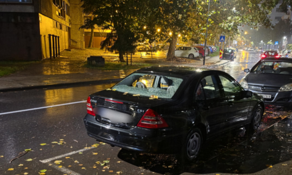 Jedno od oštećenih vozila na zagrebačkoj Savici