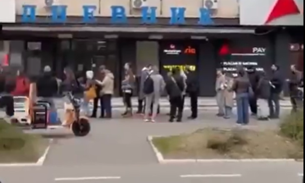 Dugački redovi ispred Alta banke